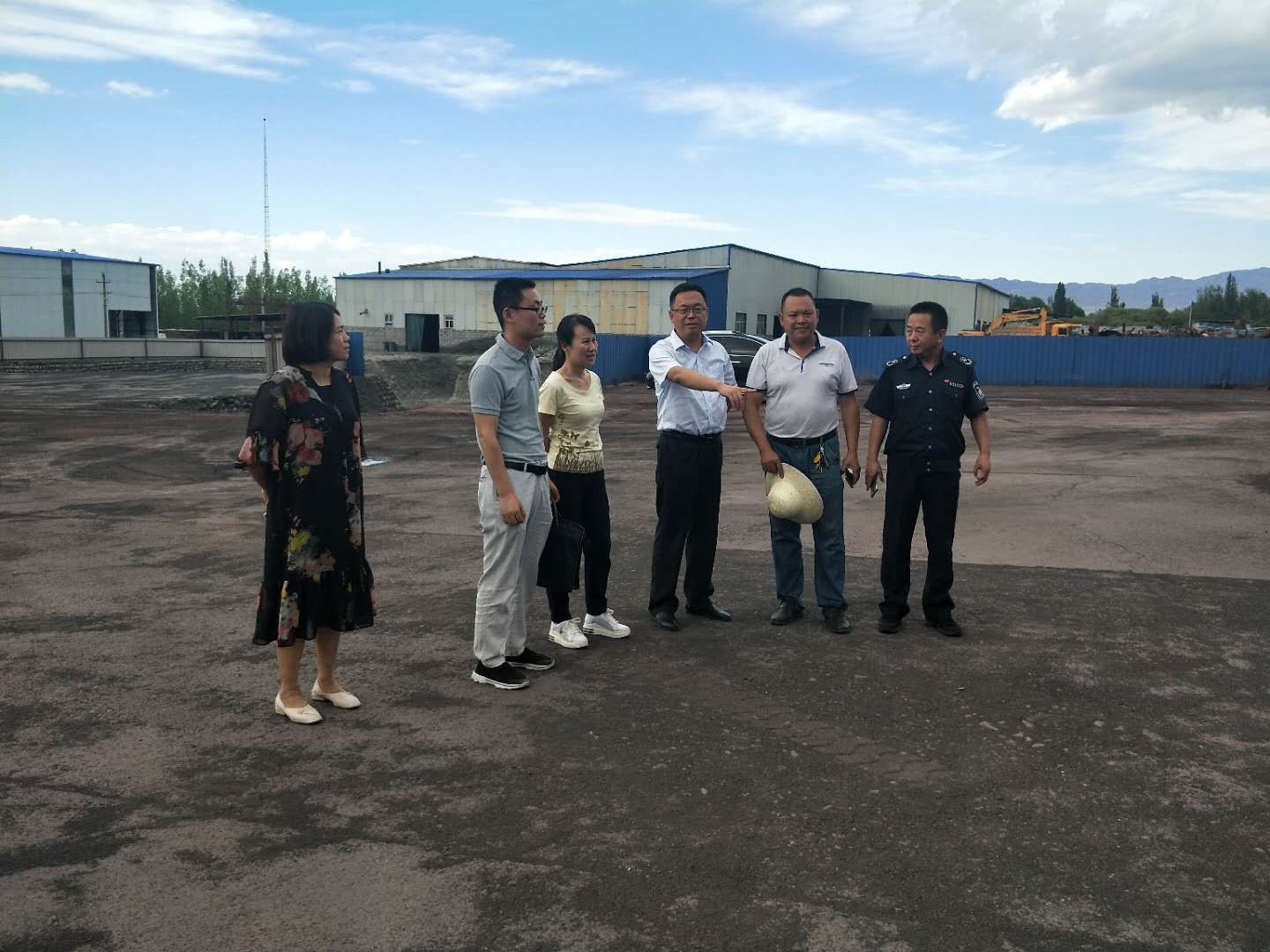 1720597403418 2018年蔡國斌(左二)在新疆調(diào)研當?shù)孛夯ぎa(chǎn)業(yè)基地現(xiàn)狀