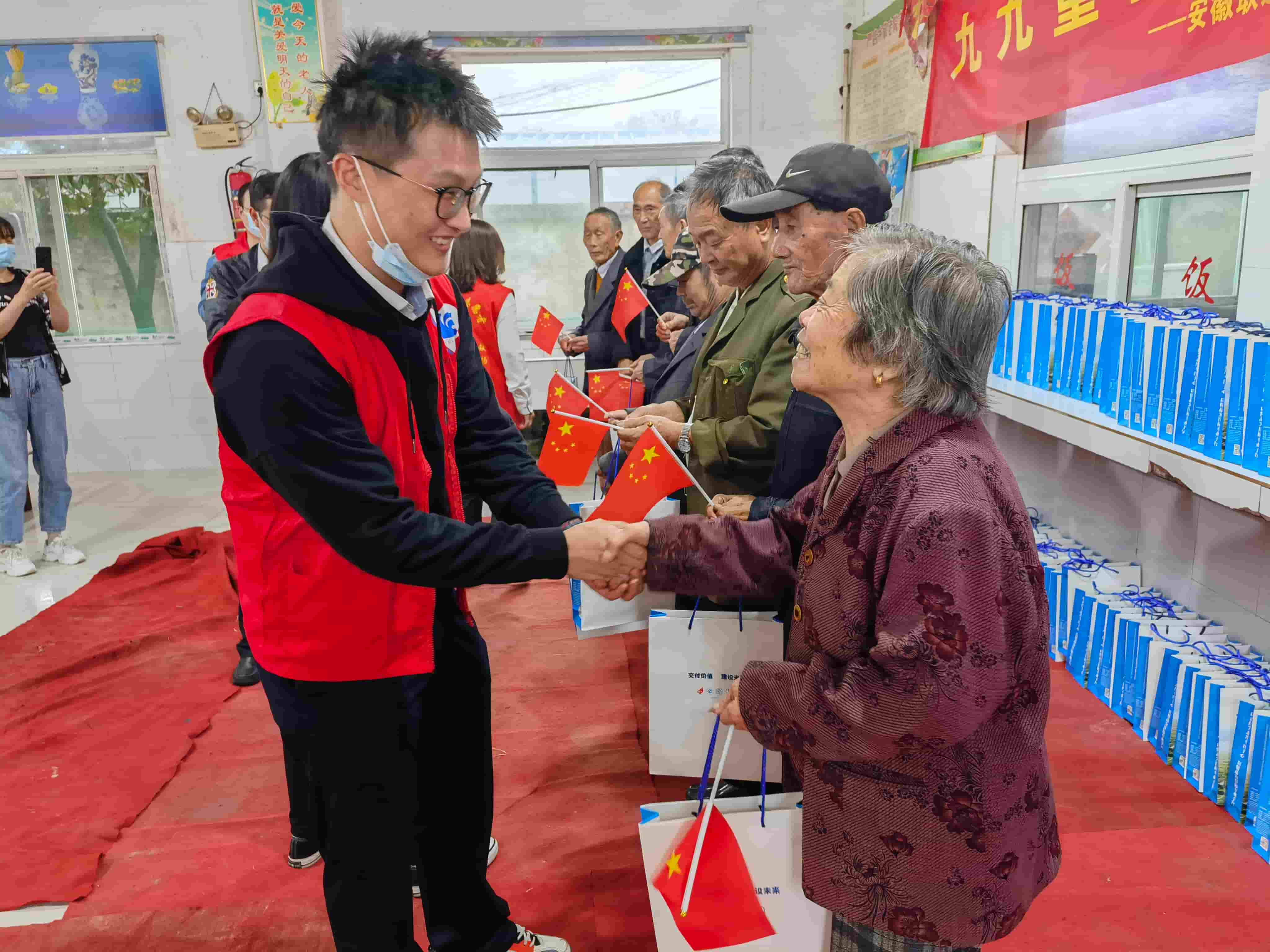 1720598932144 freecompress-2021年10月14日,正值重陽佳節(jié),服務隊聯(lián)合多家駐皖央企前往肥西縣嚴店鄉(xiāng)五保供養(yǎng)服務中心,開展“九九重陽節(jié),濃濃敬老情”主題活動。