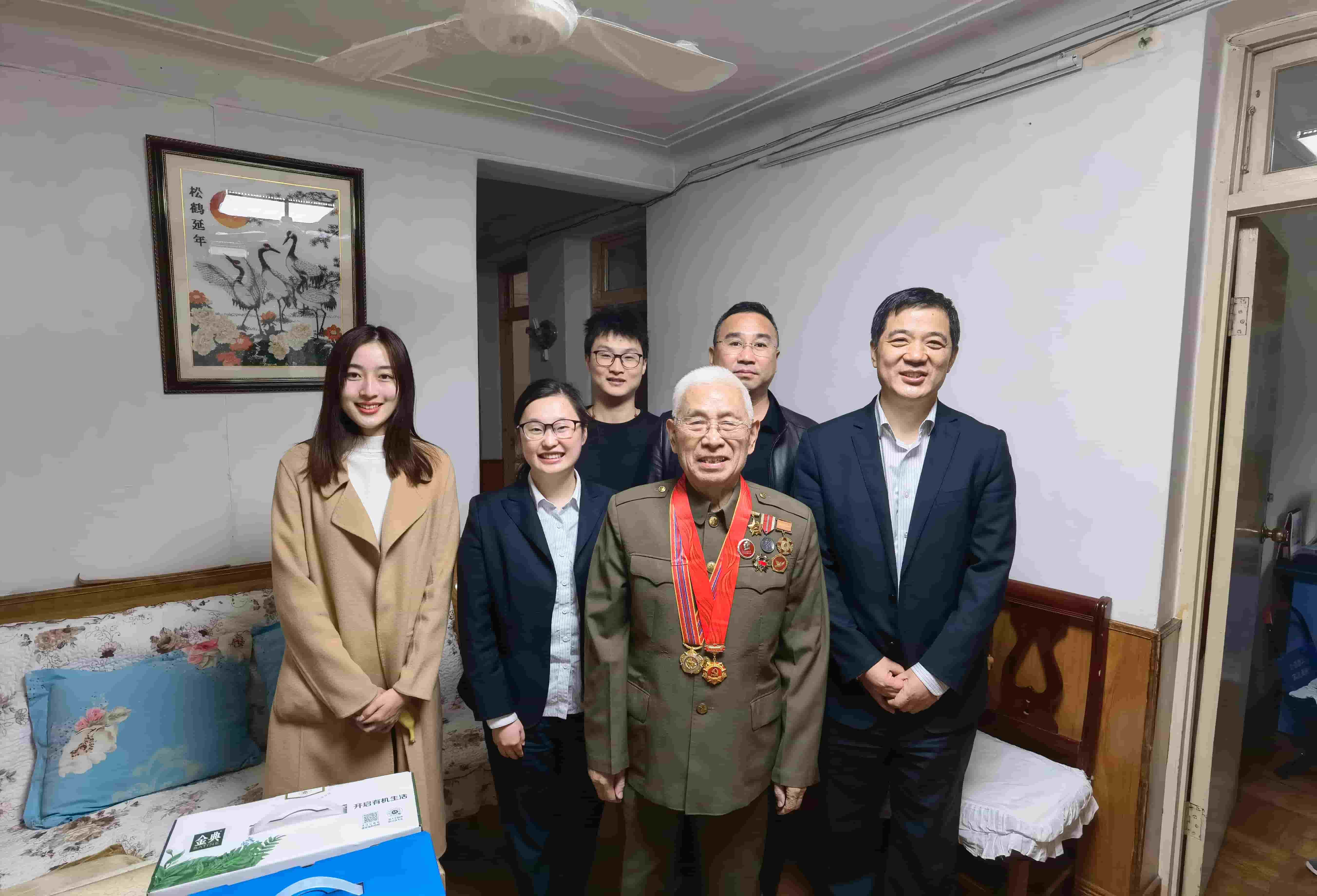 freecompress-2021年11月19日，東華科技聯(lián)合合肥市軍隊離退休干部第四干休所黨支部，看展“憶黨史、悟初心、擔(dān)使命”主題活動